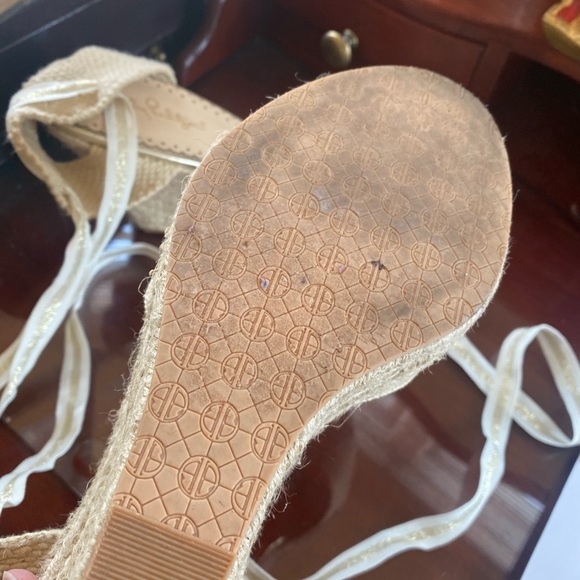 Lilly Pulitzer Womens Alyssa Gold Metal Sandals - Picture 4 of 4